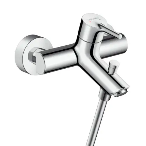 Chromfarbener Wandmischer von Hansgrohe mit einem einzelnen Bedienhebel. Der Auslauf ist schwenkbar, und der Wasseranschluss erfolgt über einen flexiblen Schlauch.